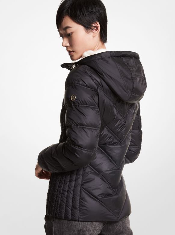 Pikowana, nylonowa kurtka puchowa z podszewką ze sztucznego futra kobiety Michael Kors czarny LHN66350 odzież