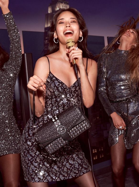 Torba na ramię z logo Greenwich, nabijana średnimi ćwiekami kobiety Michael Kors czarny LHN66941 Akcesoria